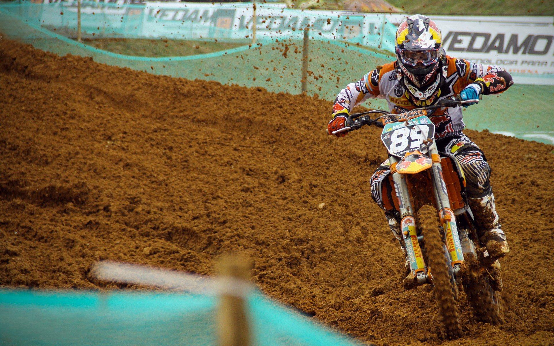 度假中的普吉，沙滩上的魔术师，颠球视频引爆网络，职业精神获赞