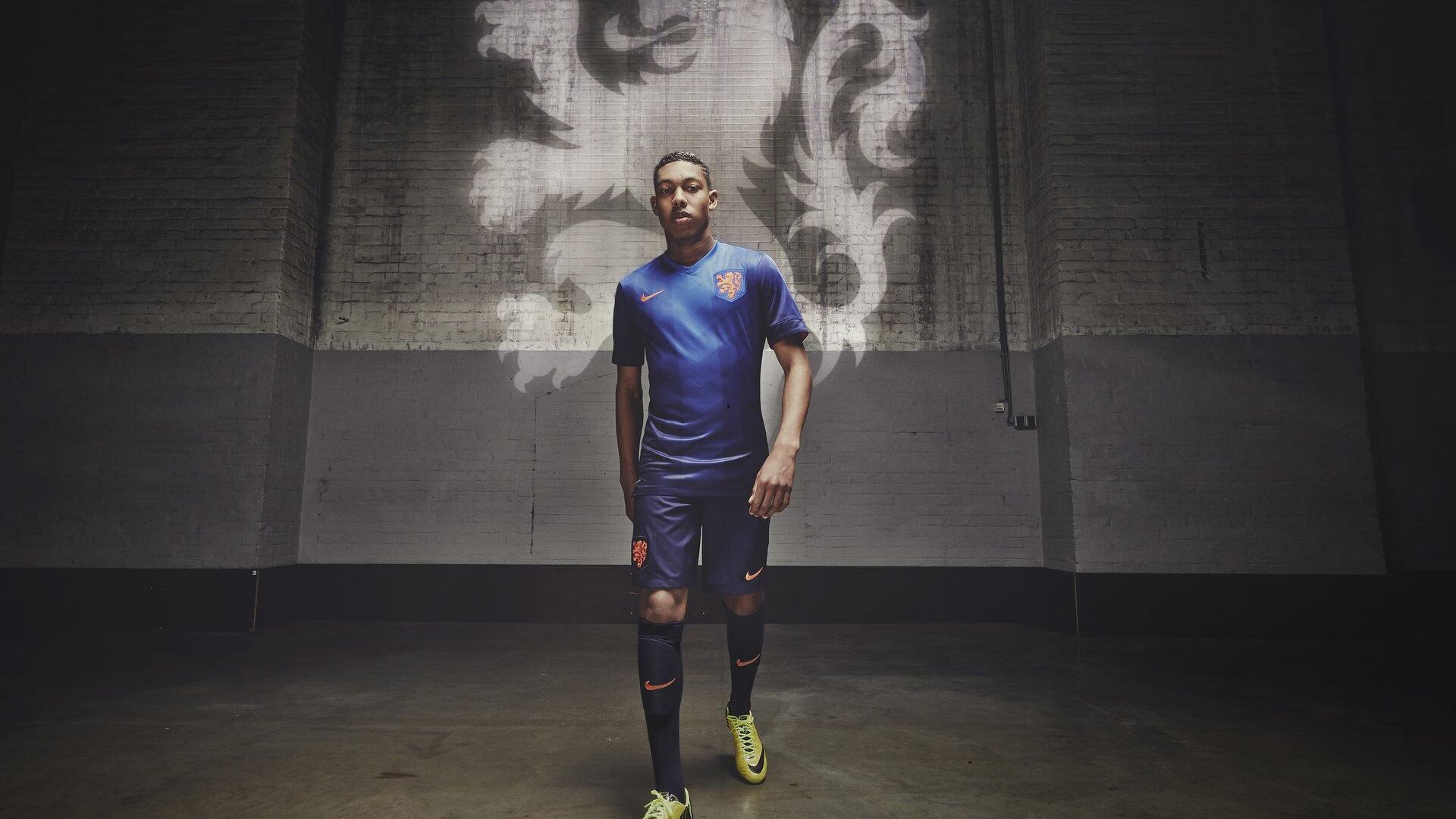 11月最佳阵容揭晓,申花海港豪取四席,路易斯续约悬念牵动人心